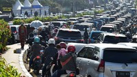 Kendaraan memadati jalur wisata Puncak di Simpang Gadog, Ciawi, Kabupaten Bogor, Jawa Barat, Minggu (23/4/2023). 