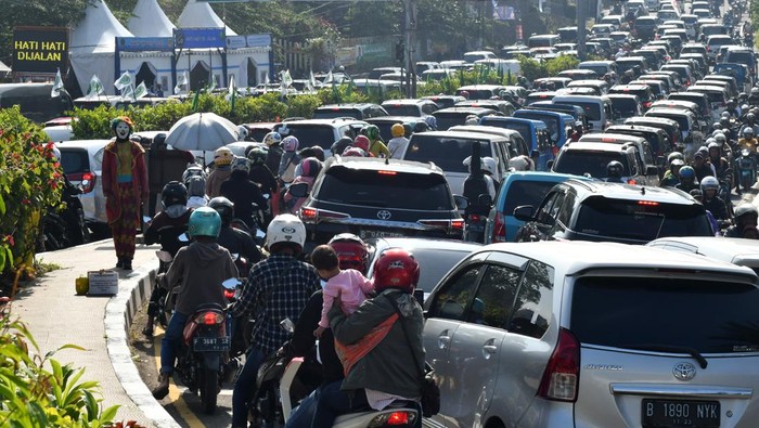 Kendaraan memadati jalur wisata Puncak di Simpang Gadog, Ciawi, Kabupaten Bogor, Jawa Barat, Minggu (23/4/2023). Sebanyak 25 ribu kendaraan wisatawan melintasi jalur wisata Puncak, Kabupaten Bogor saat H+1 Lebaran sehingga Polres Bogor memberlakukan sistem satu arah (one way) secara situasional. ANTARA FOTO/Arif Firmansyah/rwa.