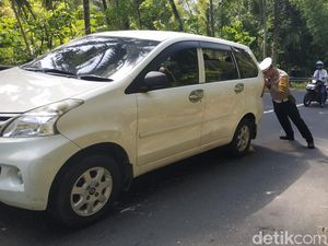 Momen Polisi Dorong Mobil Pemudik yang Gagal Nanjak di Jalur Sedeng Pacitan