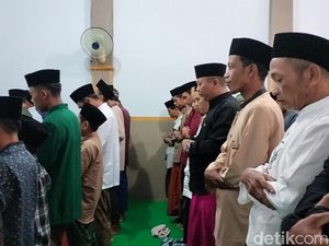 Khusyuknya Jemaah Aboge Probolinggo Gelar Salat Id Hari Ini