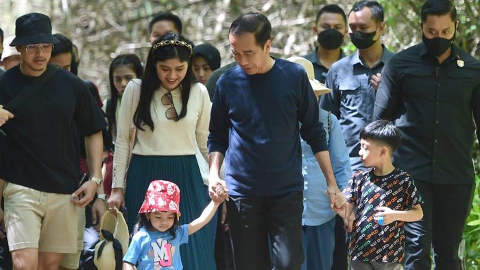 Jokowi Cek Kesiapan KTT ASEAN di Labuan Bajo, Ajak Jan Ethes dan La Lembah (Lukas/Biro Pers Sekretariat Presiden)