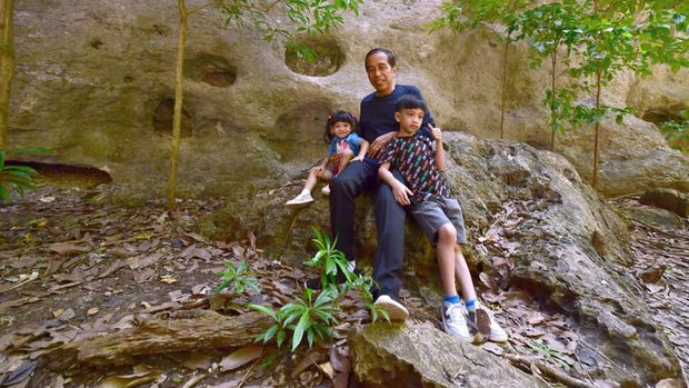 Jokowi Cek Kesiapan KTT ASEAN di Labuan Bajo, Ajak Jan Ethes dan La Lembah (Lukas/Biro Pers Sekretariat Presiden)