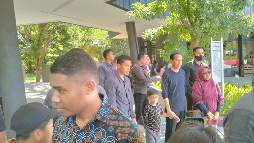 Presiden Joko Widodo menggandeng Jan Ethes di Goa Batu Cermin, Minggu (23/4/2023).