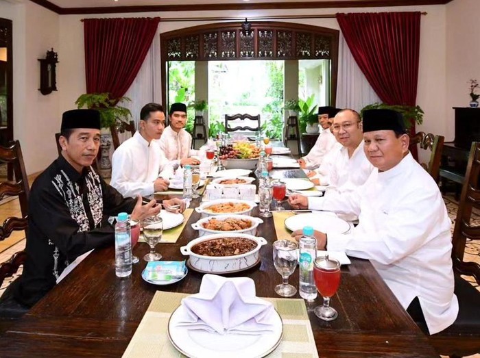 Prabowo menemui Presiden Jokowi di Solo dan makan siang bersama.