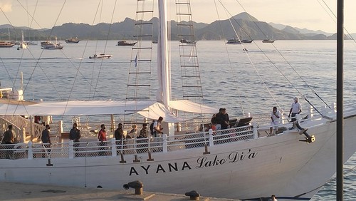Presiden Jokowi bersama keluarga berlayar dengan kapal pinisi menikmati sunset di Labuan Bajo.