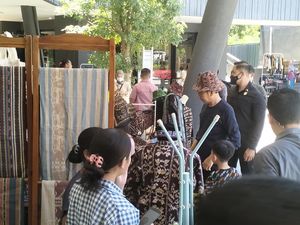 Jokowi Beli Topi Tenun NTT di Labuan Bajo, Istri Gibran Pilih Tas
