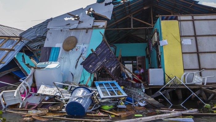 KAPAL TONGKANG HANCURKAN PULUHAN RUMAH WARGA Seorang bocah melihat kapal tongkang melintas di belakang rumahnya yang rusak di Desa Keladan, Kabupaten Tapin, Kalimantan Selatan, Minggu (23/4/2023).Dua kapal tongkang pengangkut batu bara milik perusahaan PT Rimau Bahtera Shiping dan PT Batu Gunung Mulia Energi menabrak sebanyak 35 rumah dan puluhan alat transportasi air milik warga di permukiman padat penduduk, penyebab diduga akibat angin deras pada Sabtu (22/4/2023) sore. ANTARA FOTO/Bayu Pratama S/rwa.