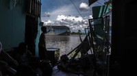 Dua kapal tongkang pengangkut batu bara milik perusahaan PT Rimau Bahtera Shiping dan PT Batu Gunung Mulia Energi menabrak sebanyak 35 rumah dan puluhan alat transportasi air milik warga di permukiman padat penduduk.