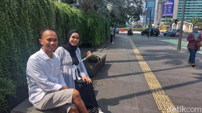 Kawasan Bundaran HI ramai dikunjungi wisatawan pada Lebaran Idul Fitri kedua hari ini. Warga datang untuk berfoto-foto hingga menikmati bus wisata. (Rumondang/detikcom)