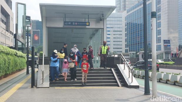 Kawasan Bundaran HI ramai dikunjungi wisatawan pada Lebaran Idul Fitri kedua hari ini. Warga datang untuk berfoto-foto hingga menikmati bus wisata. (Rumondang/detikcom)