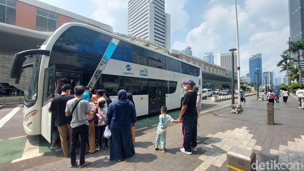 Kawasan Bundaran HI ramai dikunjungi wisatawan pada Lebaran Idul Fitri kedua hari ini. Warga datang untuk berfoto-foto hingga menikmati bus wisata. (Rumondang/detikcom)