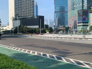 CFD Jakarta Ditiadakan, Warga Ramai Berfoto di Bundaran HI