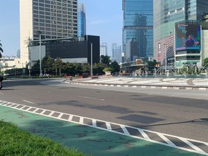 CFD Jakarta Ditiadakan, Warga Ramai Berfoto di Bundaran HI