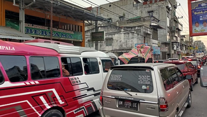 Kemacetan di sekitar lokasi Jembatan Sei Wampu, Langkat