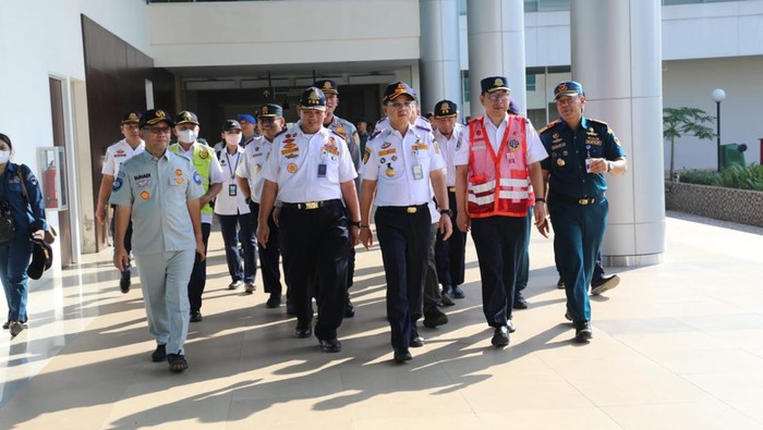 Direktur Jenderal Perhubungan Laut Kementerian Perhubungan, Arif Toha, meninjau pengawasan pelayaran di Pelabuhan Kali Adem, Jakarta Utara, Minggu (23/4/2023).