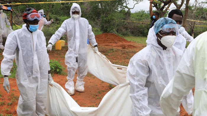 KENYA-RELIGION/EXHUMATION Forensic experts and homicide detectives carry the bodies of suspected members of a Christian cult named as Good News International Church, who believed they would go to heaven if they starved themselves to death, after their remains were exhumed from their graves in Shakahola forest of Kilifi county, Kenya, April 22, 2023. REUTERS/Stringer
