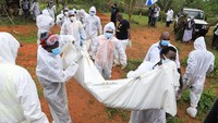 Dilansir AFP, Minggu (23/4/2023), penemuan puluhan mayat itu bermula saat polisi menyelidiki kematian 7 orang di Kenya Timur. Seorang pendeta bernama Makenzie Nthenge kemudian ditangkap. Nthenge dilaporkan menyuruh para pengikutnya untuk membuat diri mereka sendiri kelaparan untuk bertemu Yesus.