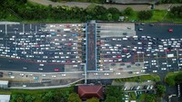 Kepadatan kendaraan tersebut terjadi imbas dari tingginya antusias warga yang akan berlibur menuju kawasan Puncak Bogor.