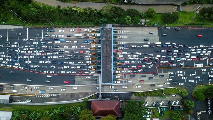 KEPADATAN KENDARAAN DI EXIT TOL CIAWI Foto udara ribuan kendaraan terjebak kemacetan di pintu keluar Tol Ciawi, Kabupaten Bogor, Jawa Barat, Minggu (23/4/2023). Kepadatan kendaraan tersebut terjadi imbas dari tingginya antusias warga yang akan berlibur menuju kawasan Puncak Bogor, sementara itu Polres Bogor memberlakukan arus lalu lintas satu arah dan sistem ganjil genap untuk mengurai kemacetan ke arah puncak. ANTARA FOTO/Raisan Al Farisi/nym.