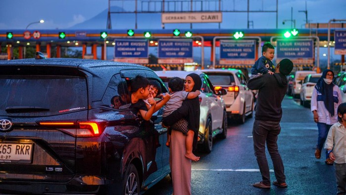 Foto udara ribuan kendaraan terjebak kemacetan di pintu keluar Tol Ciawi, Kabupaten Bogor, Jawa Barat, Minggu (23/4/2023). Kepadatan kendaraan tersebut terjadi imbas dari tingginya antusias warga yang akan berlibur menuju kawasan Puncak Bogor, sementara itu Polres Bogor memberlakukan arus lalu lintas satu arah dan sistem ganjil genap untuk mengurai kemacetan ke arah puncak. ANTARA FOTO/Raisan Al Farisi/nym.