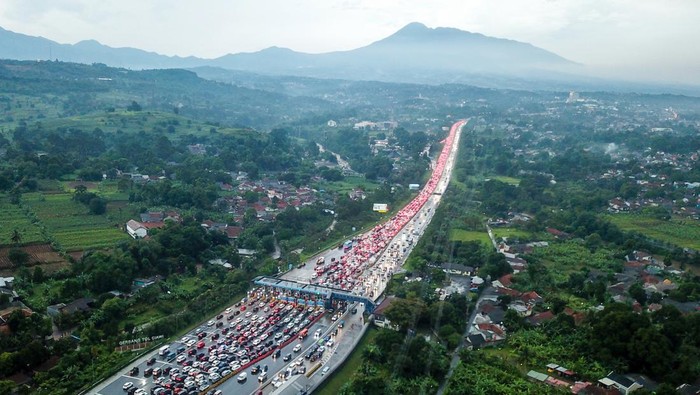 KEPADATAN KENDARAAN DI EXIT TOL CIAWI Foto udara ribuan kendaraan terjebak kemacetan di pintu keluar Tol Ciawi, Kabupaten Bogor, Jawa Barat, Minggu (23/4/2023). Kepadatan kendaraan tersebut terjadi imbas dari tingginya antusias warga yang akan berlibur menuju kawasan Puncak Bogor, sementara itu Polres Bogor memberlakukan arus lalu lintas satu arah dan sistem ganjil genap untuk mengurai kemacetan ke arah puncak. ANTARA FOTO/Raisan Al Farisi/nym.