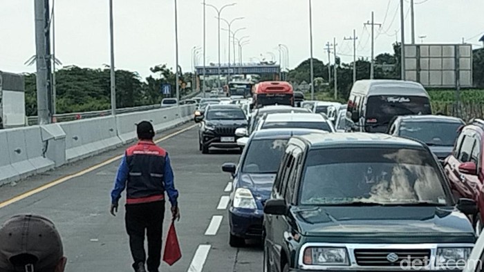 kepadatan kendaraan di jalur Probolinggo-Lumajang