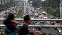 Kepadatan kendaraan pada hari kedua Idul Fitri 1444 H tersebut disebabkan oleh mobilitas warga yang bepergian untuk silaturahim dan berlibur.