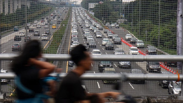 KEPADATAN RUAS TOL JAGORAWI LEBARAN HARI KEDUA Kendaraan memadati jalan saat pemberlakuan 'contra flow' di ruas Tol Jagorawi kawasan Cibubur, Jakarta Timur, Minggu (23/4/2023). Kepadatan kendaraan pada hari kedua Idul Fitri 1444 H tersebut disebabkan oleh mobilitas warga yang bepergian untuk silaturahim dan berlibur. ANTARA FOTO/Yulius Satria Wijaya/nym.