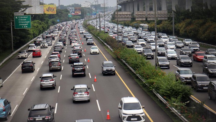 Kendaraan memadati jalan saat pemberlakuan contra flow di ruas Tol Jagorawi kawasan Cibubur, Jakarta Timur, Minggu (23/4/2023). Kepadatan kendaraan pada hari kedua Idul Fitri 1444 H tersebut disebabkan oleh mobilitas warga yang bepergian untuk silaturahim dan berlibur. ANTARA FOTO/Yulius Satria Wijaya/nym.