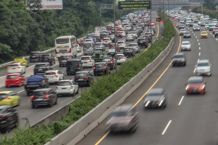 Kendaraan memadati jalan saat pemberlakuan contra flow di ruas Tol Jagorawi kawasan Cibubur, Jakarta Timur, Minggu (23/4/2023). Kepadatan kendaraan pada hari kedua Idul Fitri 1444 H tersebut disebabkan oleh mobilitas warga yang bepergian untuk silaturahim dan berlibur. ANTARA FOTO/Yulius Satria Wijaya/nym.