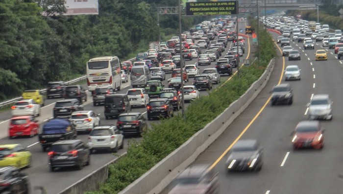 Kendaraan memadati jalan saat pemberlakuan 'contra flow' di ruas Tol Jagorawi kawasan Cibubur, Jakarta Timur, Minggu (23/4/2023). Kepadatan kendaraan pada hari kedua Idul Fitri 1444 H tersebut disebabkan oleh mobilitas warga yang bepergian untuk silaturahim dan berlibur. ANTARA FOTO/Yulius Satria Wijaya/nym.