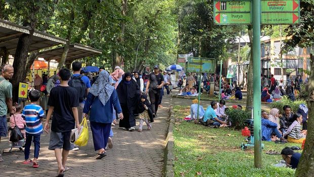 Kepala Humas Taman Margasatwa Ragunan Wahyudi Bambang mengatakan ada 82.000 pengunjung pada hari kedua Idul Fitri 1444 hijriah atau Lebaran 2023, Minggu (23/4/2023).