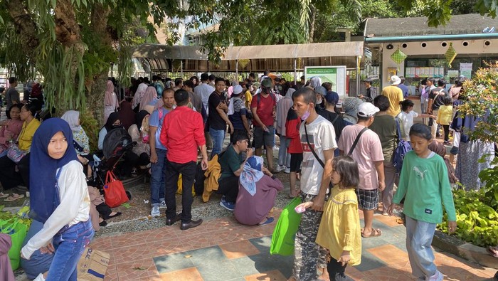 Kepala Humas Taman Margasatwa Ragunan Wahyudi Bambang mengatakan ada 82.000 pengunjung pada hari kedua Idul Fitri 1444 hijriah atau Lebaran 2023, Minggu (23/4/2023).