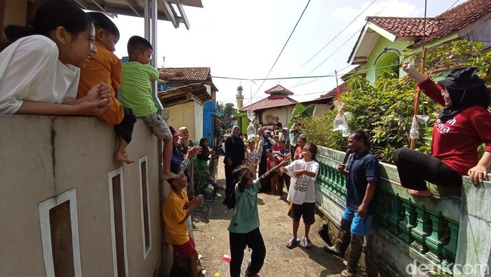 Keseruan masyarakat Kampung Cilenga menggelar perlombaan di momentum libur Lebaran.
