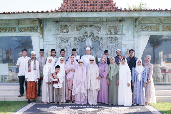 Ketua MPR RI Bambang Soesatyo merayakan Hari Raya Idul Fitri bersama keluarga di Kawasan Black Stone Beach Bali, Sabtu (22/4).