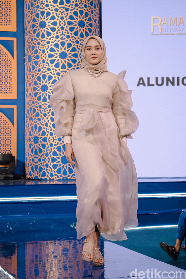 Fashion show Alunicorn kali ini juga menampilkan koleksi signature dengan stok yang terbatas. Ini koleksi Lebaran dan sesudah Lebaran Alunicorn, karena ada beberapa produksi yang memang belum bisa dijual secara umum. Jadi hanya bisa limited atau beberapa pieces saja, yang signaturenya, tambah Vinvin. Foto: Dok. @alunicorn.