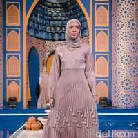 Brand hijab dan busana muslim, Alunicorn ikut serta dalam acara fashion show Ramadan Runaway 2023 di Kota Kasablanka. Acara tersebut digelar oleh Asosiasi Perancang Pengusaha Mode Indonesia (APPMI) dan menampilkan berbagai koleksi busana muslim atau modest fashion dari puluhan brand dan desainer Tanah Air. Foto: Dok. @alunicorn.
