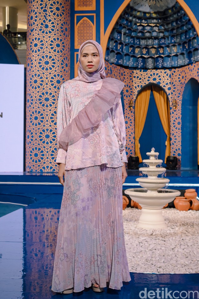 Wanita kelahiran 5 Oktober 1993 ini mengungkapkan ingin membuat muslimah Tanah Air semakin percaya diri. Jangan sampai kita pakai baju tapi kita tidak percaya diri, haduh sama gak ya sama orang lain? Atau aku pantas gak ya? Nah, aku kepengen dengan orang-orang menggunakan produk Alunicorn, mereka menimbulkan rasa percaya diri dan inner beautynya keluar, ucapnya. Foto: Dok. @alunicorn.
