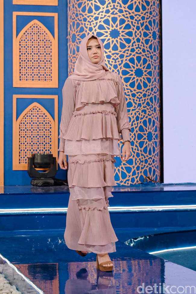 Dia juga menjelaskan persiapan fashion show kali ini tak membutuhkan waktu yang lama. Persiapannya kurang dari 2-3 mingguan. Karena sebelumnya sudah fashion show juga. Jadi, kita sudah tahu seperti ini konsepnya. Jadi tidak memakan waktu yang lama, sebut Vinvin. Foto: Dok. @alunicorn.