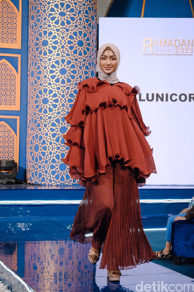 Selanjutnya, Vinvin juga menjabarkan look dan bahan yang digunakan dalam koleksi kali ini. Ada 8 look dan bahannya itu kita pakai bahan shimmer silk tapi ada shimmernya gitu bahannya tipis tapi tidak menerawang. Terus bahannya mewah dan jatuh banget. Lalu yang kedua kita pakai bahan chiffon yang halus dan lembut. Jadi kalau kita plisket itu bakal jatuh, lembut dan mewah jadi gak bikin ngembang di badan, tuturnya panjang lebar. Foto: Dok. @alunicorn.