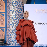 Selanjutnya, Vinvin juga menjabarkan look dan bahan yang digunakan dalam koleksi kali ini. Ada 8 look dan bahannya itu kita pakai bahan shimmer silk tapi ada shimmernya gitu bahannya tipis tapi tidak menerawang. Terus bahannya mewah dan jatuh banget. Lalu yang kedua kita pakai bahan chiffon yang halus dan lembut. Jadi kalau kita plisket itu bakal jatuh, lembut dan mewah jadi gak bikin ngembang di badan, tuturnya panjang lebar. Foto: Dok. @alunicorn.