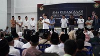 Di sela mudik, Mendag Zulhas tidak hanya berkumpul bersama keluarga besar di kampung halamannya, Desa Pisang, Kecamatan Kalianda, Kabupaten Lampung Selatan. Dirinya juga ikut bersilaturahmi dengan warga sekitar. Bahkan pria yang akrab disapa Zulhas itu sempat menyambangi SMA Kebangsaan untuk mengecek pengembangan fasilitas sekolah yang ia dirikan di tengah kampung halamannya tersebut.