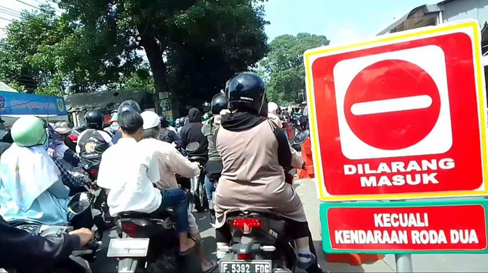 Kondisi lalu lintas di Jembatan Cikereteg saat hari kedua Lebaran siang ini (dok.istimewa)
