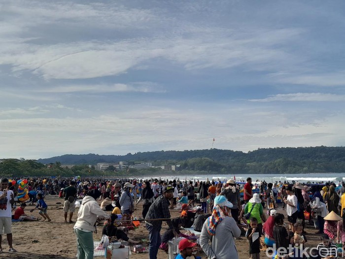 Kondisi Pantai Pangandaran di hari kedua Lebaran.