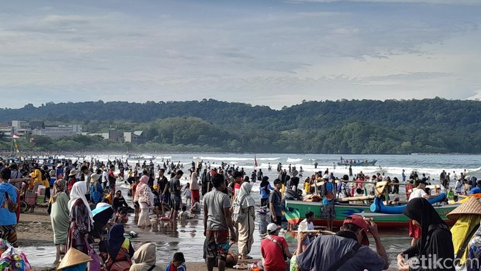 Kondisi Pantai Pangandaran di hari kedua Lebaran.
