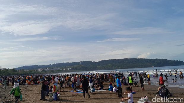 Kondisi Pantai Pangandaran di hari kedua Lebaran.