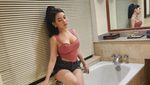 6 Gaya Lala Widy Saat Berpose di Kamar Mandi