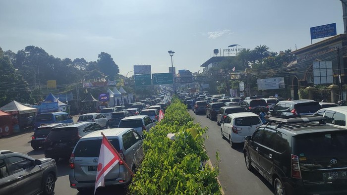 Lalin arah Puncak macet pagi ini