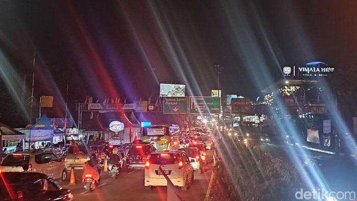 Lalu lintas menuju kawasan wisata Puncak, Kabupaten Bogor, Jawa Barat (Jabar), kembali terpantau padat malam ini.