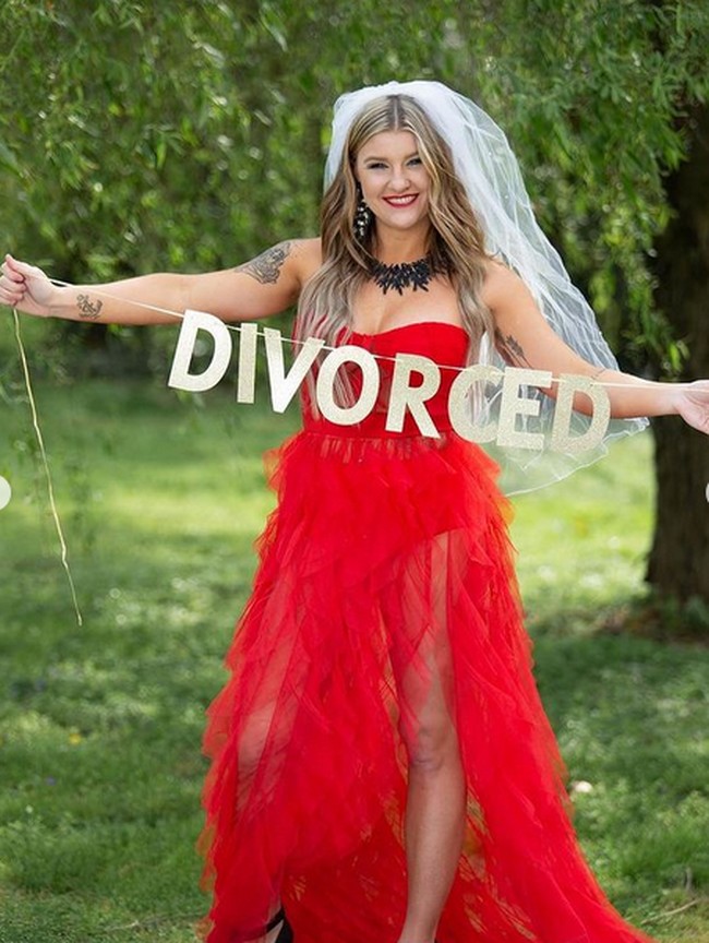 Perceraian tentu tidak mudah untuk dilalui. Namun pada akhirnya Lauren bisa menerima perceraiannya dan move on. Dengan melakukan pemotretan perceraian ini dia merasa lebih berdaya. Ibu dua anak itu mengaku bahwa ini menjadi titik awal dari kehidupan barunya. Foto: dok. Instagram